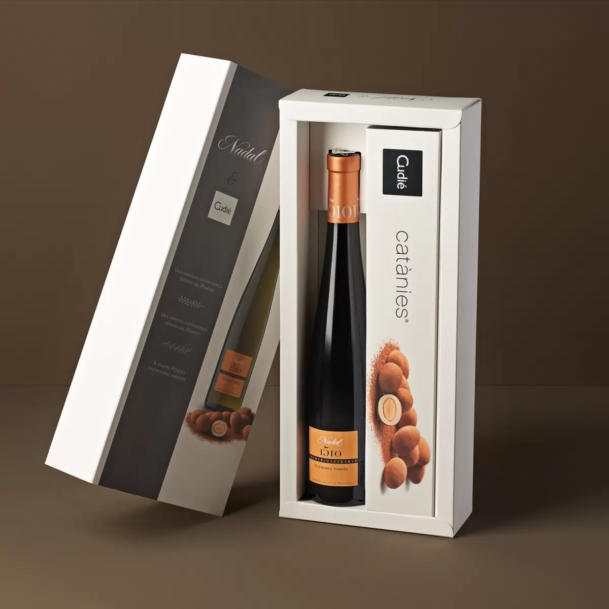 Cutie cadou cu vin dulce Nadal 375ml si migdale Catanies 250g