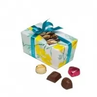 Pachet cadou cu vin alb Fiano Di Avellino praline Amatller si praline Valentino