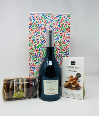 Pachet cadou cu vin rosu, turta dulce si migdale glazurate